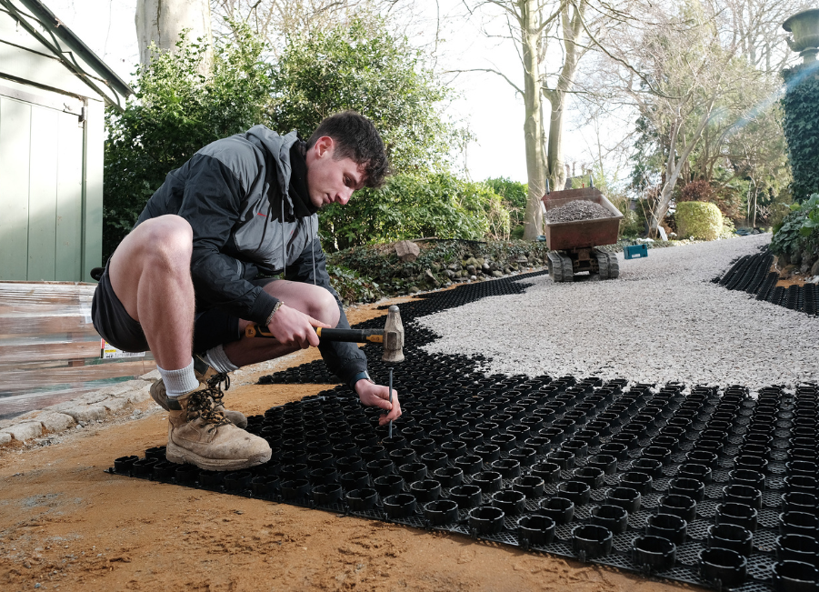 How to lay gravel on sloping driveways